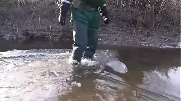 Nye Crossing a riverr in greenwaders kule klipp