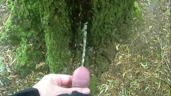 Uutta Man pissing on a tree siistiä klippiä