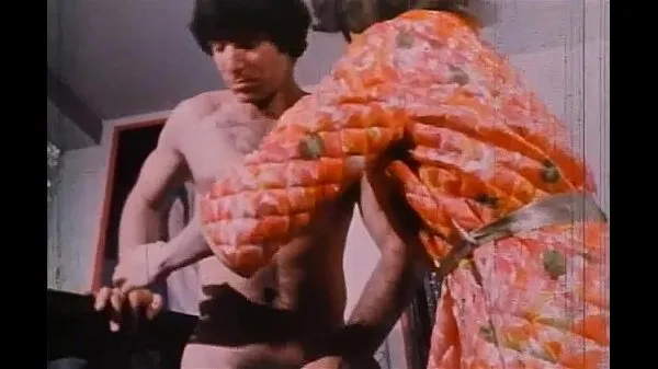 De nouveaux clips Les cinglés et les bizarres (1971) - Blowjobs & Cumshots Cut sympas 