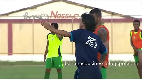 新Football Player Displays Stick During Game酷的剪辑