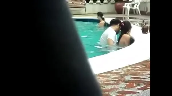 Nuove clip Gordinho metendo na piscina - Coppia colombiana catturata mentre fa sesso in una cacca pubblica fantastiche