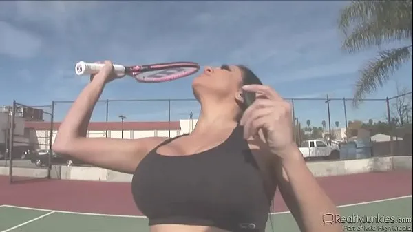 De nouveaux clips Audrey Bittoni après la baise au tennis sympas 