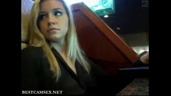 Klip baru Hot Blonde Public flashing in a bar keren