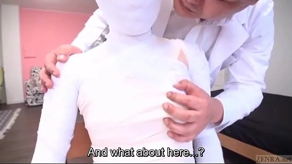 Novi Subtitled bizarre Japanese woman bandaged head to toe kul posnetki