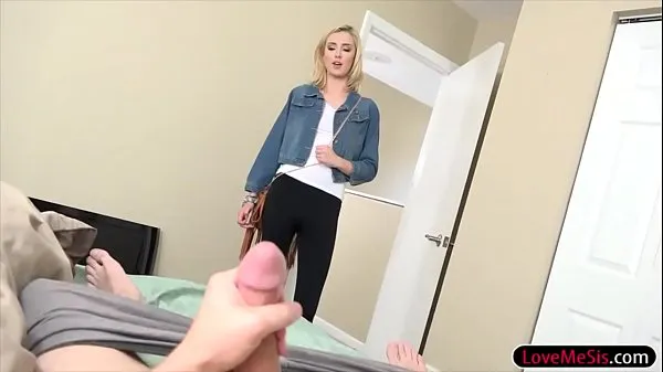 Neue Die heiße blonde Stiefschwester Haley Reed erwischt Stiefbruder beim Masturbieren und beendet es für ihn coole Clips