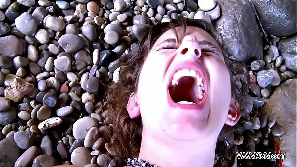 Novi Myfirstpublic Mouth filling with cum on the beach kul posnetki