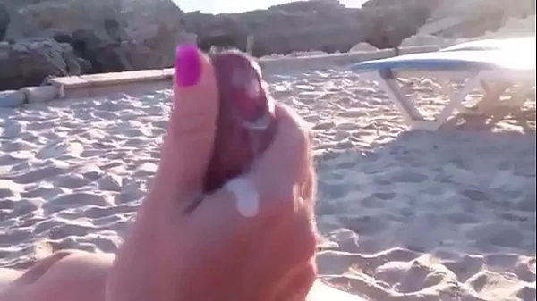 Nuove clip Masturbazione con la mano in spiaggia fantastiche