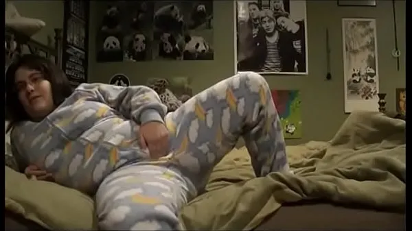 Nya FOOTIE PAJAMA PLAYING: Playing in my parents' bed in pajamas, I masturbate while thinking about my step brother coola klipp