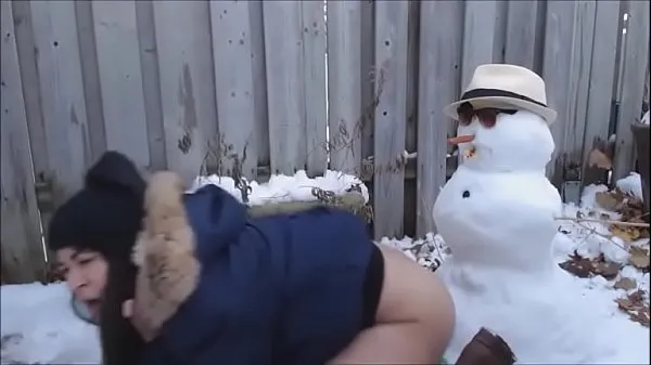 Nové SWEETPEE BLOWS AND FUCKS A SNOWMAN skvelé klipy