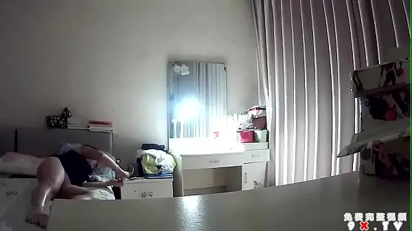 新摄像头监控偷拍样子很骚的老婆要换上情趣自拍一下再草逼酷的剪辑