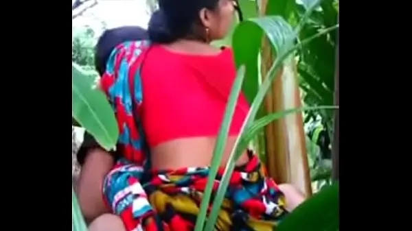 Clips nuevos Desi granjero folla a su esposa en el bosque geniales