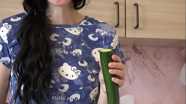 Novos Morena com um cuzinho suculento de calcinha branca se masturba com um pepino na cozinha clipes legais