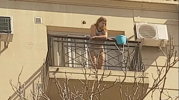 Yeni Vecina en el balcon 2da parte harika Klipler