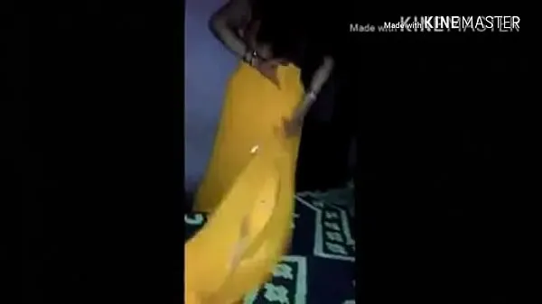 Clips nuevos India Caliente caliente ama de casa bhabhi en yallow sari enagua dar mamada a su sujetador vendedores geniales