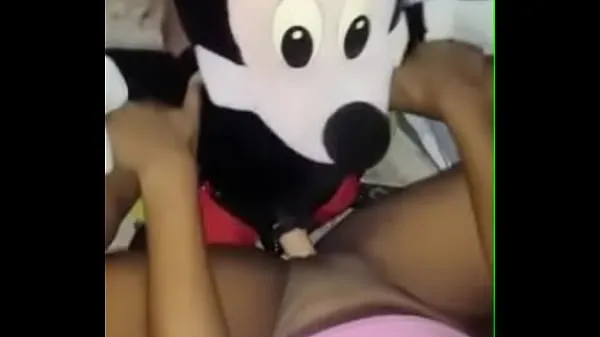 De nouveaux clips est enregistré en train de se masturber avec un gode mickey sympas 