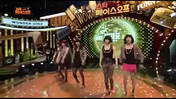 Clips nuevos Coreanos bailando con ropa muy caliente en un espectáculo de comedia coreana. Puedes disfrutar tanto de la risa # Xvideostbmécultura por: D geniales