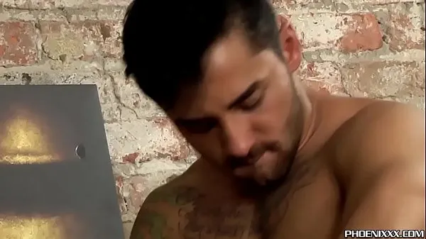 De nouveaux clips Morceau tatoué battant son petit ami au gingembre sympas 