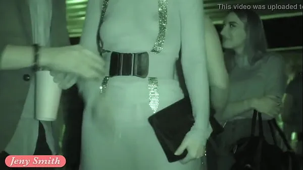 Jeny Smith nua em evento público com vestido transparente