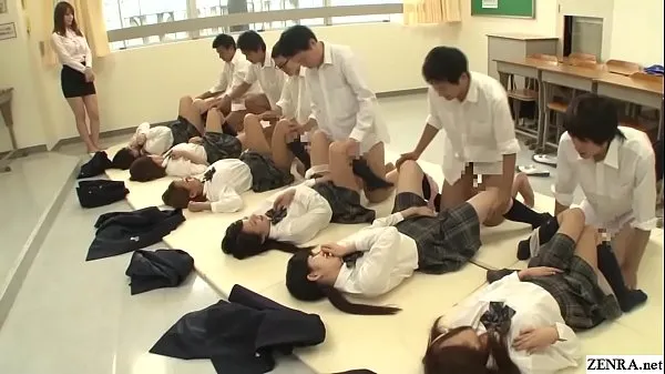 Futuro sexo obrigatório no Japão na escola com muitas meninas virgens fazendo sexo missionário com colegas de classe para ajudar a aumentar a população em HD com legendas em inglês