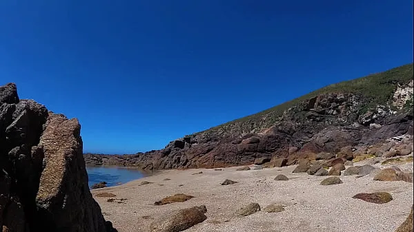 De nouveaux clips TRAVEL NUDE - Sasha Bikeyeva, une jeune fille nudiste russe sur la côte sauvage de l'océan sympas 