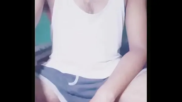 Clips nuevos Chico gay delgado se quita el pantalón para disfrutar de un rato divertido con él mismo tocando su herramienta y masturbándose y disparando semen geniales