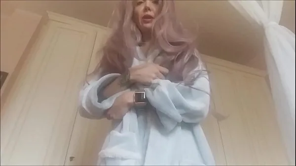 新我看到你了！你穿着微比基尼时偷看了你的妈妈。你的惩罚会很臭酷的剪辑