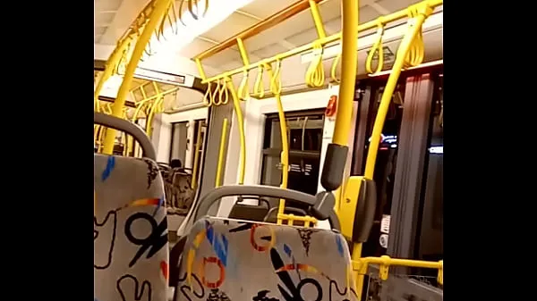 De nouveaux clips garçon clignotant sa bite dans les transports publics sympas 