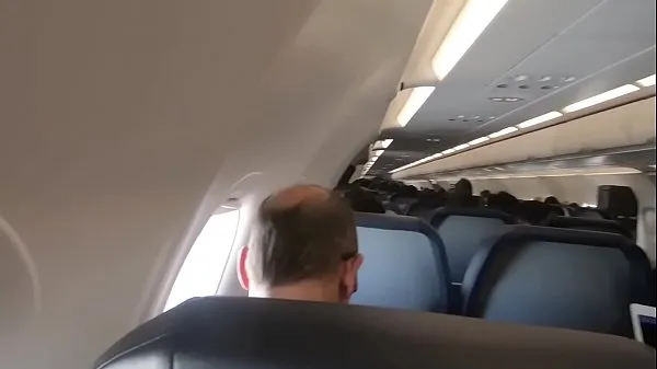 飛行機の中で彼のディックを吸う