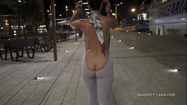 نئے Naughty Lada wears backless coveralls and exposes her butt in public ٹھنڈے کلپس