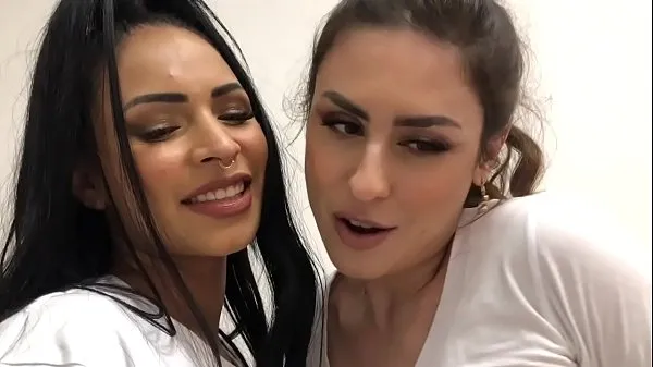 Neue Emme White und Pocahontas Oficial machen einen ASMR voller Schlampen, lutschen Muschi und kommen in einer Lesbenszene zum Orgasmus coole Clips