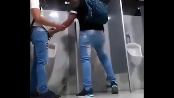 De nouveaux clips Fellation dans la salle de bain sympas 