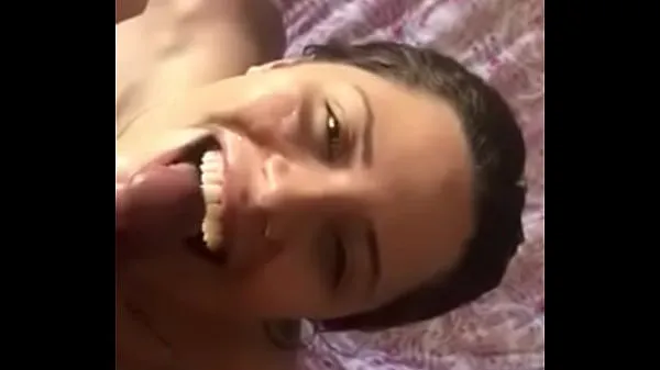 Sexo oral com leite na cara
