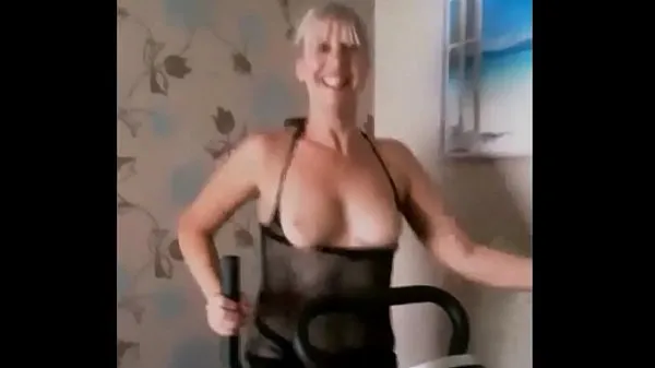 Neue Lustiges nacktes Milf-Heimtrainer für Quarantäne Halten Sie sich fit coole Clips