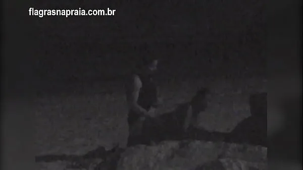 I filmed a couple having sex on the beach at night. A security guard put them to run Klip sejuk baharu