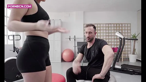 Novos Uma jovem latina com grandes atributos e muito tesão transando com seu personal trainer em seu primeiro treinamento. Emilio Ardana e Ole, ator pornô e youtuber, se inscrevam! Acompanhado pela bela Pamela Silva no personal trainer com um final clipes legais