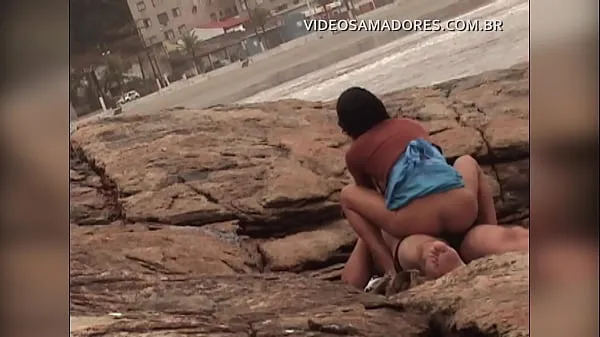 De nouveaux clips Vidéo prise montrant un homme baise un mulâtre sur une plage urbanisée au Brésil sympas 