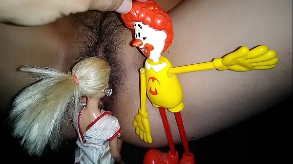 De nouveaux clips Insertions de chatte de poupée jouet: Ronald mcdonald baise Barbie sympas 