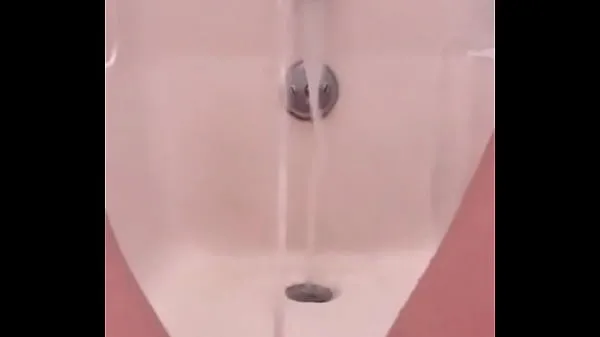 De nouveaux clips éjacule de la pisse sous la douche sympas 