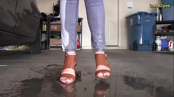 De nouveaux clips Désespérée de faire pipi, les filles ne vont pas aux toilettes et ne font pas pipi dans leur jean et leur culotte mouillant 2020 sympas 