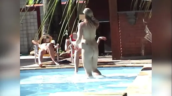 De nouveaux clips Une fille fait semblant d'utiliser un téléphone portable pour filmer un groupe d'amis nus dans la piscine sympas 