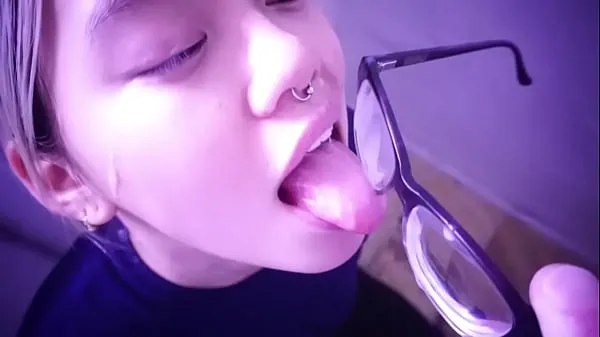 新美国华裔荡妇舔＆吞下她眼镜镜片兼酷的剪辑