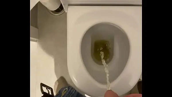 Nuove clip Un cazzo non tagliato che piscia nella toilette fantastiche