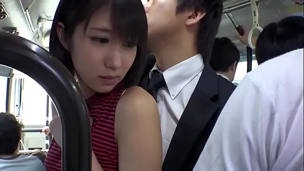 Chica japonesa sexy en minifalda es follada en un autobús público