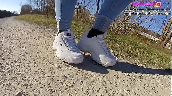 新尼龙脚漂亮性感的尼龙脚和女孩玩着她满头是汗的Fila运动鞋，并展示了她那臭湿的尼龙，满头是汗，有臭的酷的剪辑