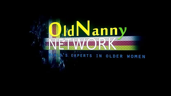 De nouveaux clips OLDNANNY Blonde Mature séduit une femme rebelle chaude sympas 