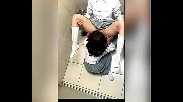 Dos Estudiantes LATINAS Tocándose en el Baño de la Escuela