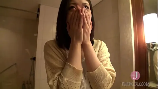 新A beautiful young wife is made to sit on a toilet bowl and fucked with toys酷的剪辑