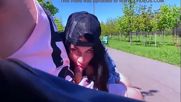 Новые Отсосала член на улице в парке незнакомцу и получила много горячей спермы в рот крутые клипы