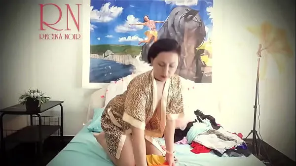 新夫人脱下她的白色内裤和跳舞的醉酒。 显示猫。 预告片 家庭主妇在床上摆出性感的内衣和衣服。 她试穿内裤，紧身胸衣，胸罩，袜子，长筒袜，紧身衣，闲荡。 复古怀旧风格 荡妇在性感的衣服摆姿势精美 母 显示抚摸她的阴户和手淫酷的剪辑