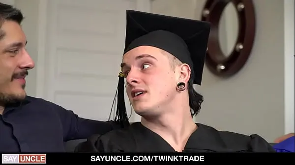 새롭고 멋진 클립Stepdads Beau Reed And Rocky Vallart Throw Big Celebration For Their Horny Twink Stepsons Graduation